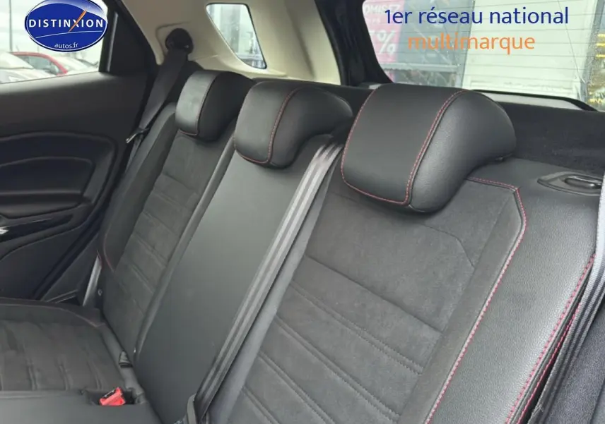 Vue intérieure sur la banquette arrière noire avec surpiqûres rouges du Ford EcoSport 2019 côté droit.