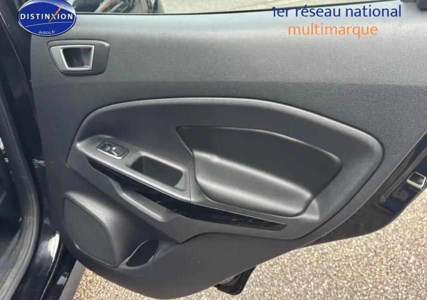 Vue intérieure de la porte avant gauche noire du Ford EcoSport 2019 avec haut-parleur intégré et commandes de vitres.