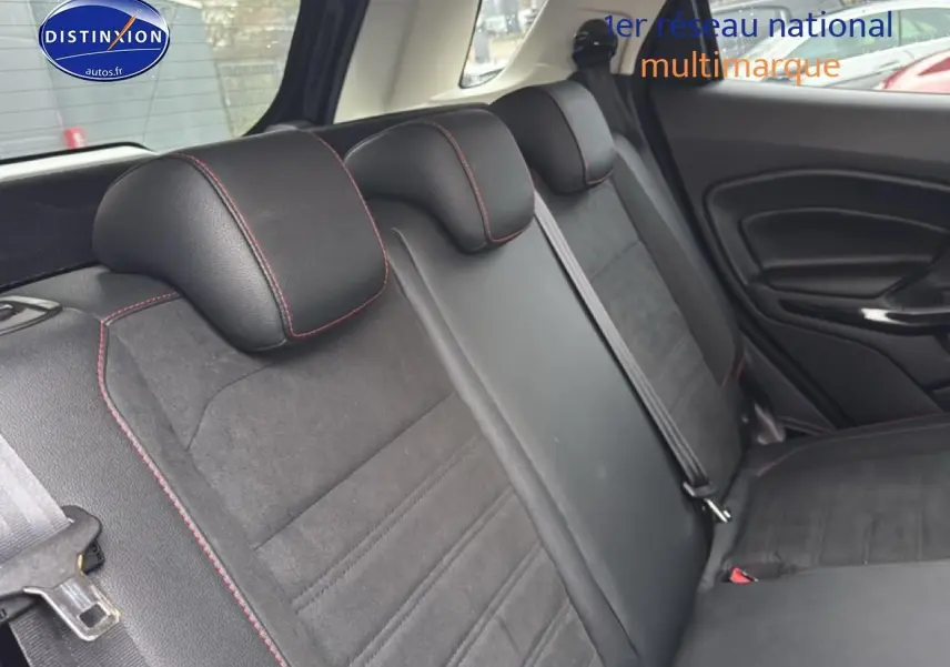 Vue intérieure sur la banquette arrière en cuir et tissu noir avec surpiqûres rouges du Ford EcoSport 2019.