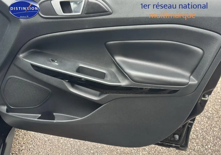 Vue rapprochée de la porte avant gauche noire du Ford EcoSport 2019 avec habillage cuir et commande de vitre.