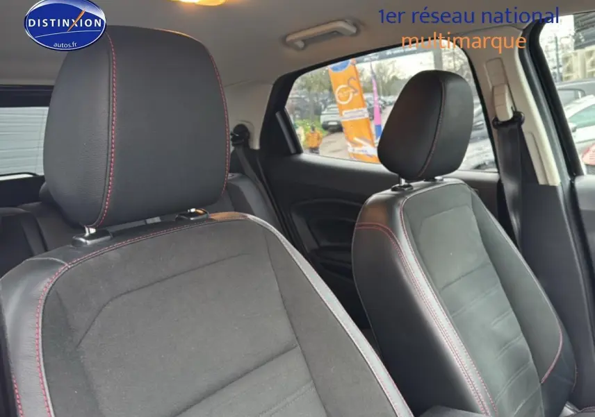 Vue intérieure rapprochée des sièges avant noirs avec surpiqûres rouges du Ford EcoSport 2019 finition ST-Line.
