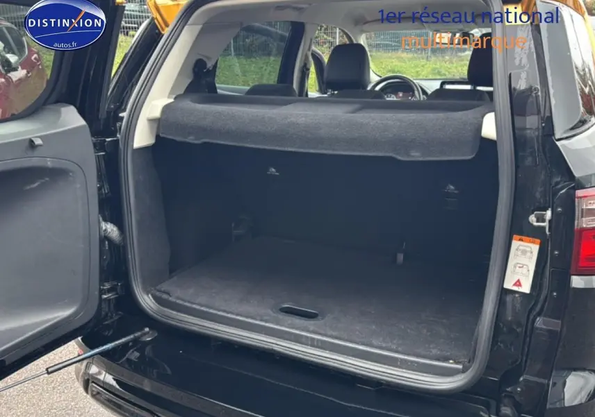 Coffre ouvert vu de l'arrière d'un Ford Ecosport noir, montrant l'espace de chargement et la banquette arrière.