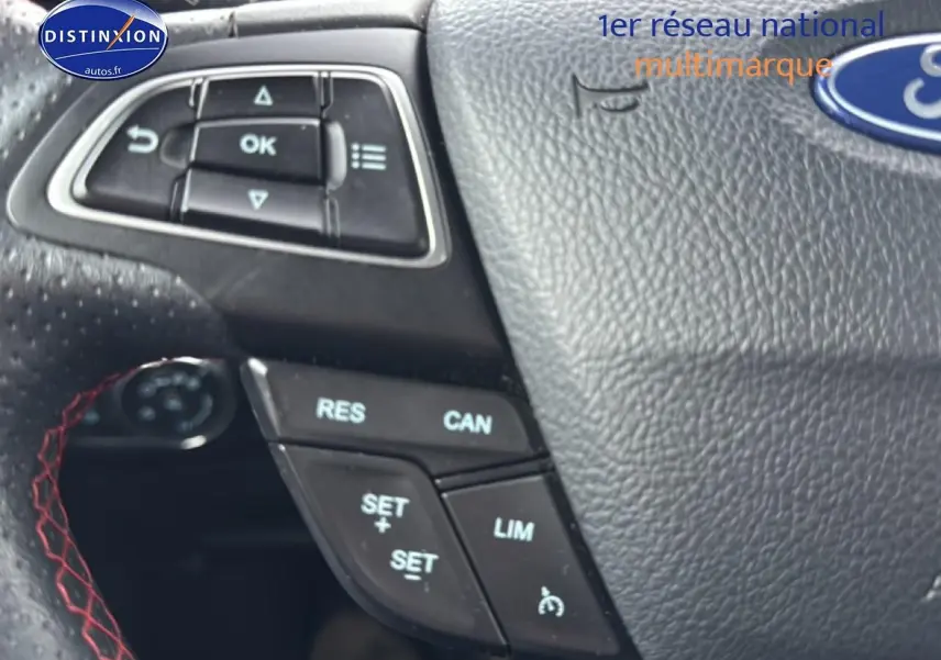 Gros plan sur le volant cuir noir du Ford EcoSport 2019, avec commandes multifonctions et surpiqûres rouges visibles.
