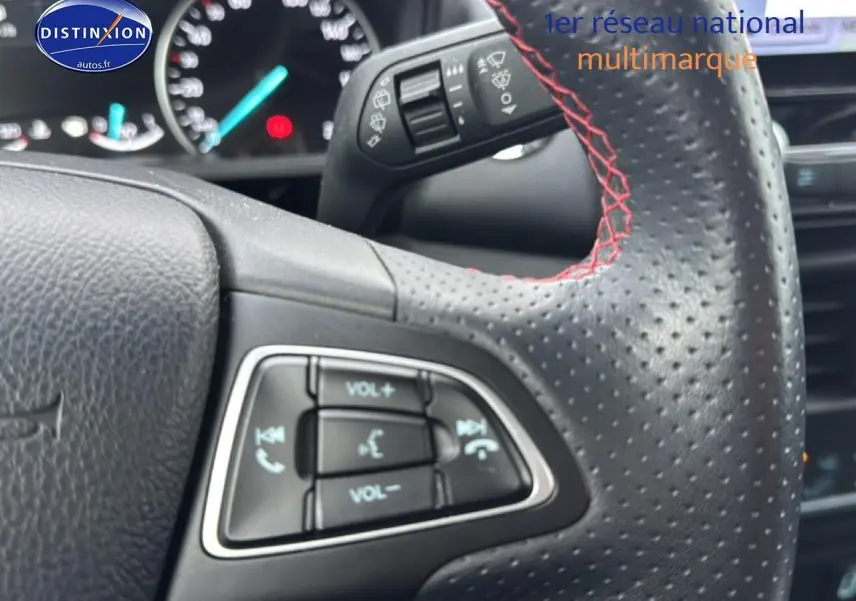 Gros plan sur le volant cuir noir perforé avec surpiqûres rouges du Ford EcoSport 1.0 Ecoboost 125 ST-Line 2019.