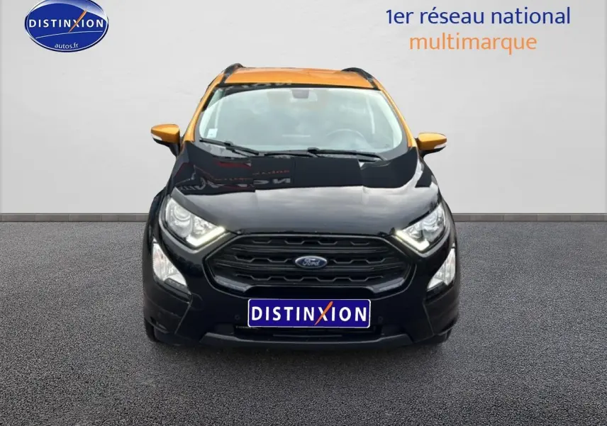 Vue avant d'un Ford EcoSport noir avec toit et rétroviseurs orange, calandre noire et phares allumés.