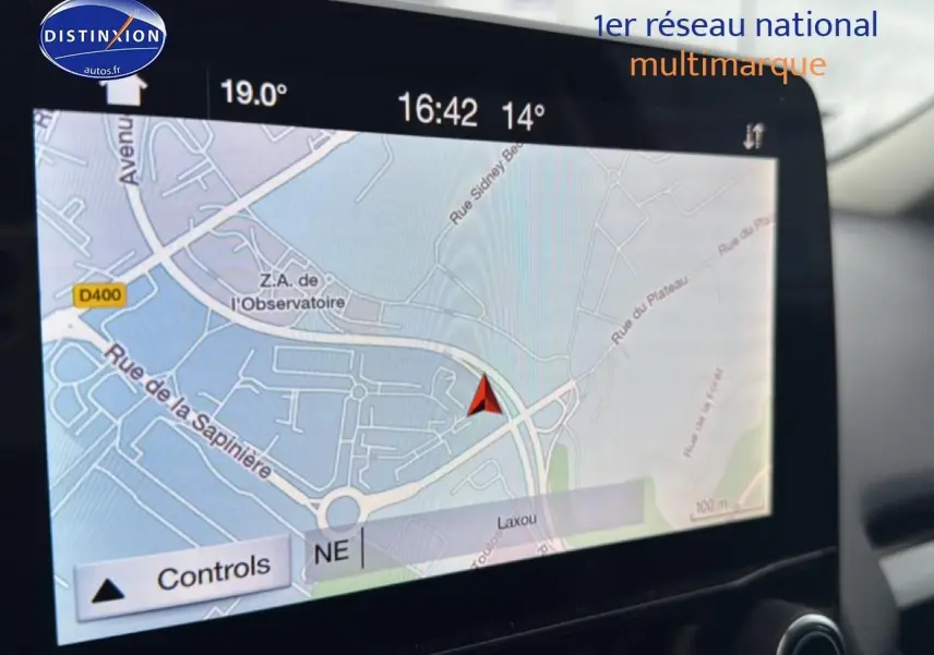 Écran tactile du GPS du Ford EcoSport noir 2019, vue rapprochée du tableau de bord intérieur.