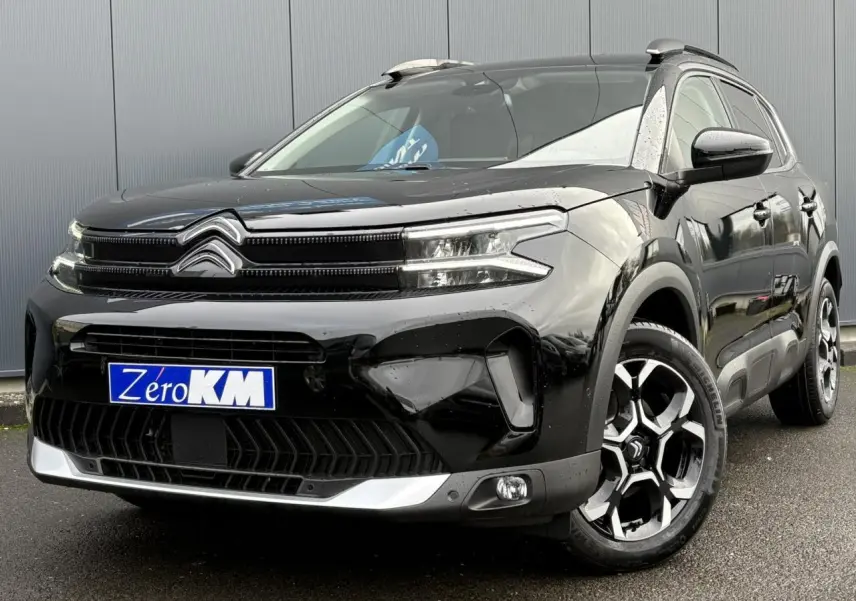 Vue 3/4 avant droite du Citroën C5 Aircross noir Perla avec jantes alliage bi-ton et toit ouvrant panoramique.