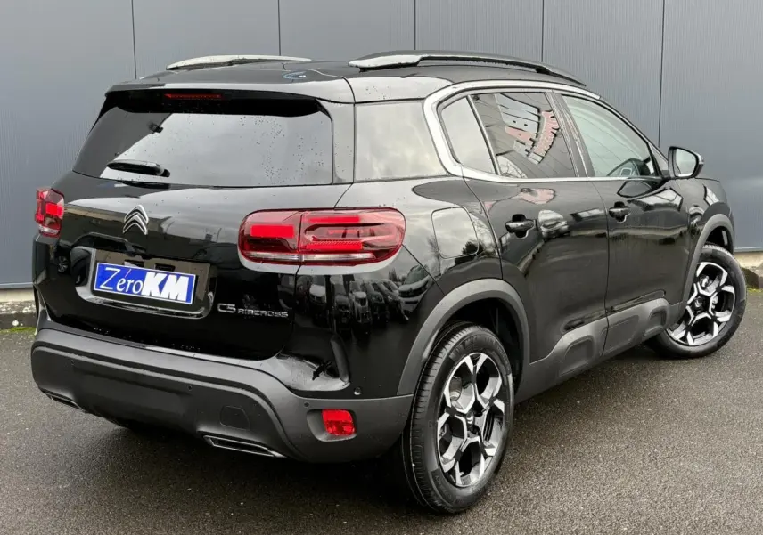 Vue 3/4 arrière droite d'un Citroën C5 Aircross noir Perla avec jantes alliage bi-ton et feux arrière LED 3D.