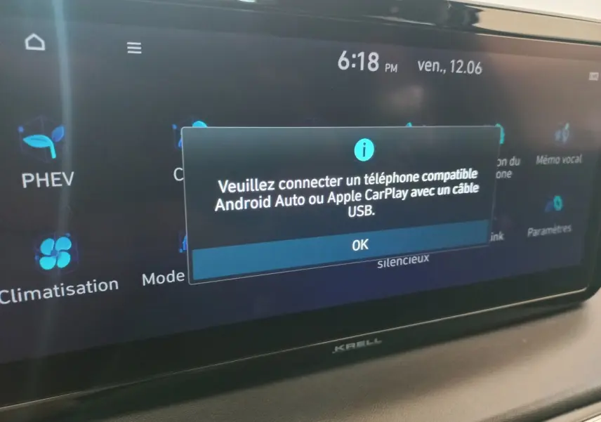 Écran tactile central du Hyundai Santa Fe gris clair, affichant un message de connexion Android Auto/Apple CarPlay.