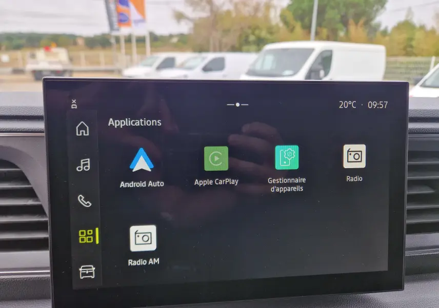 Écran tactile multimédia openR Link 10'' du Renault Master L2H2 gris urbain, affichant les applications connectées.