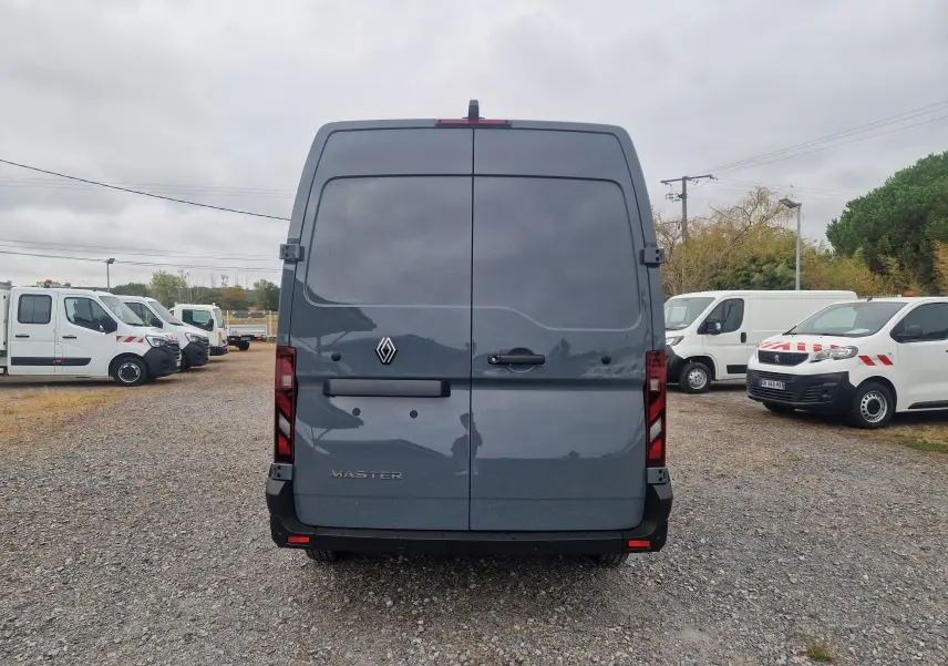 Vue arrière d’un Renault Master gris urbain 2026 avec portes battantes et logo Renault centré.