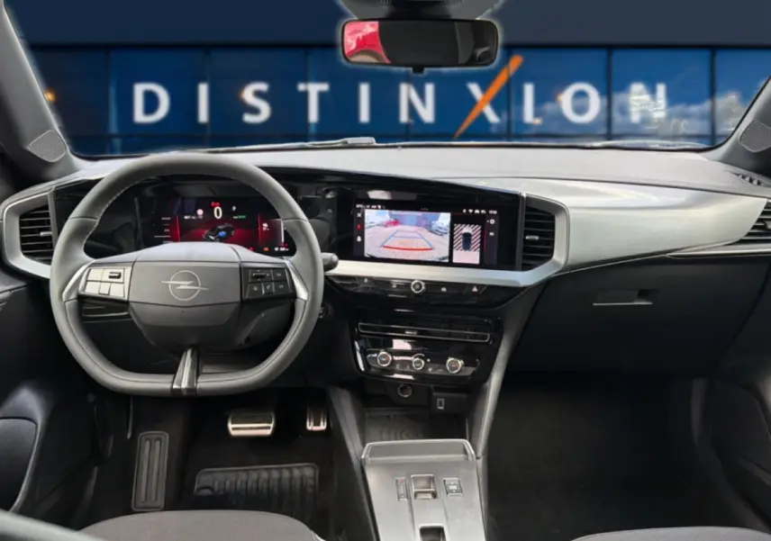 Vue intérieure avant de l’Opel Mokka Electric 156 GS 2025, tableau de bord moderne avec écran tactile et volant multifonction.