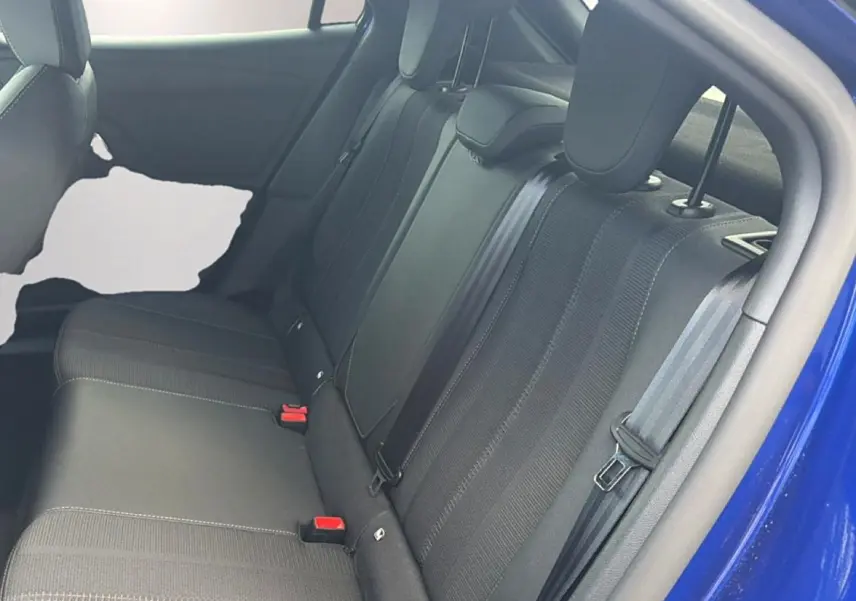 Vue intérieure sur la banquette arrière noire de l’Opel Mokka Electric 156 GS bleu, côté droit avec ceinture de sécurité.