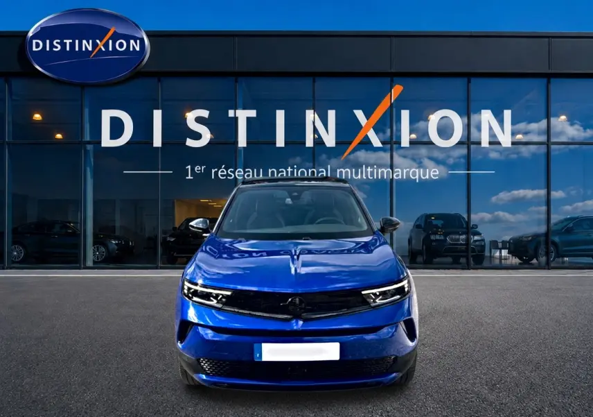 Opel Mokka Electric 156 gs bleu en vue frontale, avec phares LED et calandre noire brillante.