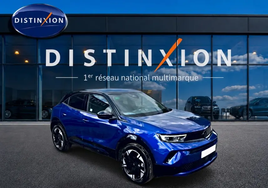 Opel Mokka Electric 156 GS bleu en 3/4 avant droit, avec toit noir et jantes alu distinctives.