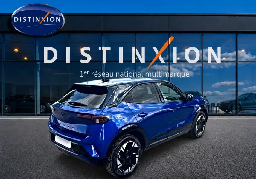 Opel Mokka Electric 156 gs bleu en 3/4 arrière droit, avec jantes alu noires et toit noir brillant.