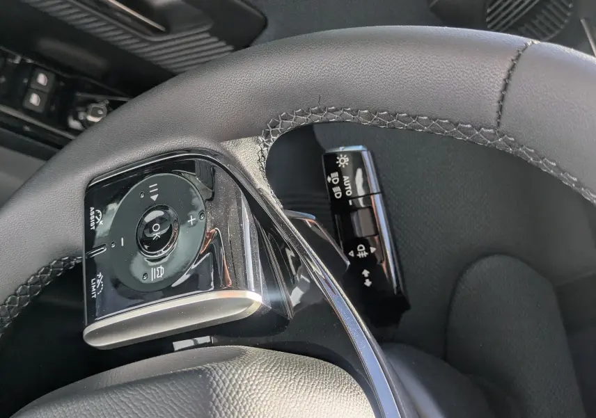 Gros plan sur le volant noir du Citroën C5 Aircross hybride 2026, avec commandes intégrées et détails de finition.