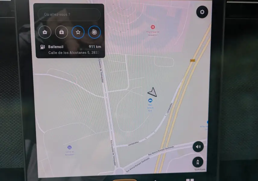 Écran tactile central du Citroën C5 Aircross hybride 2026 montrant la navigation avec interface claire et commandes climatisation.