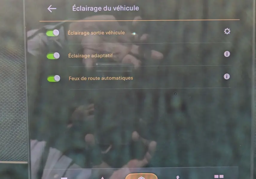 Écran tactile du système multimédia du Citroën C5 Aircross hybride 2026 montrant les réglages d’éclairage du véhicule.