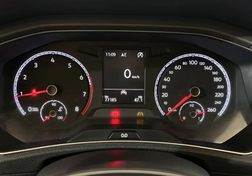 Tableau de bord du Volkswagen T-Roc 2020 affichant la vitesse à 0 km/h et compteurs numériques éclairés.