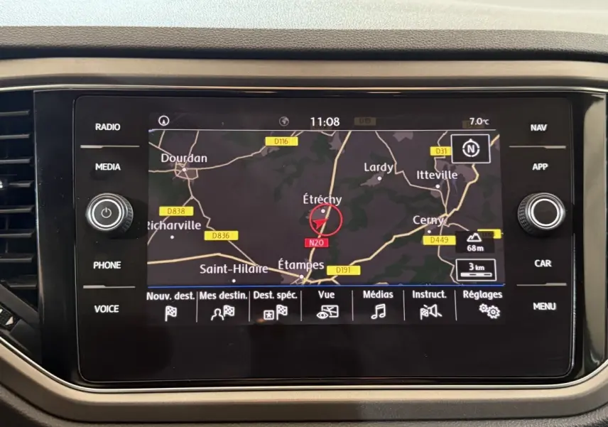 Écran tactile central du Volkswagen T-Roc noir 2020 affichant la navigation GPS en mode carte.