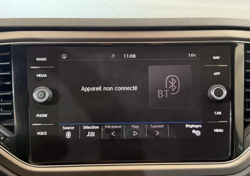 Écran tactile central du tableau de bord du Volkswagen T-Roc noir 2020 affichant "Appareil non connecté" en Bluetooth.