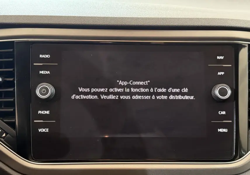 Écran tactile central du tableau de bord du Volkswagen T-Roc noir, affichant un message d'activation App-Connect.