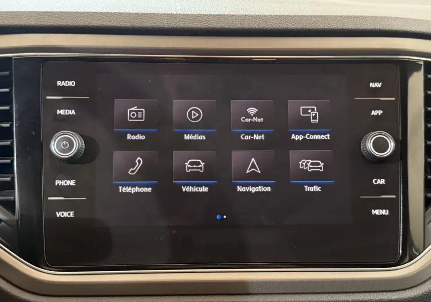 Écran tactile central du Volkswagen T-Roc noir 2020 affichant les options radio, navigation et téléphone.