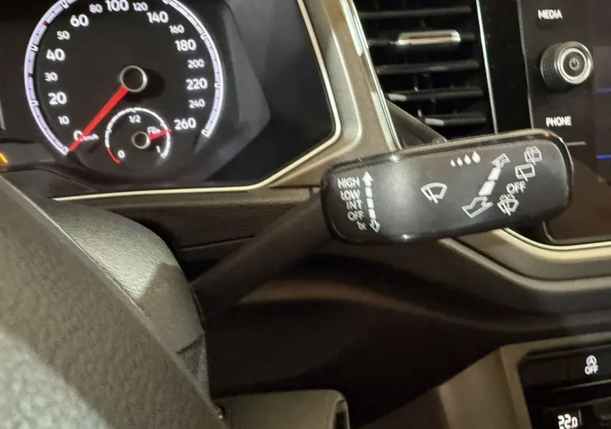 Gros plan sur la manette d'essuie-glace et le compteur du tableau de bord du Volkswagen T-Roc noir 2020.