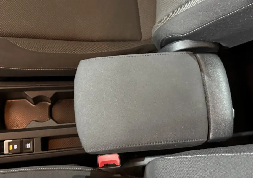 Accoudoir central noir et console centrale du Volkswagen T-Roc 1.0 TSI 115 Lounge Business 2020 vue de dessus.