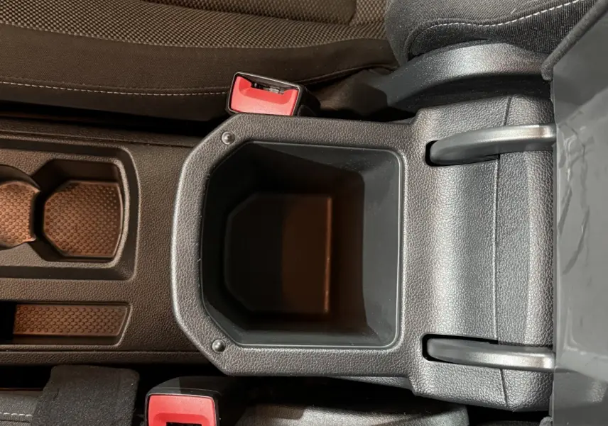 Vue plongeante sur le rangement central noir et les ceintures rouges du Volkswagen T-Roc 1.0 TSI 115 Lounge Business 2020.