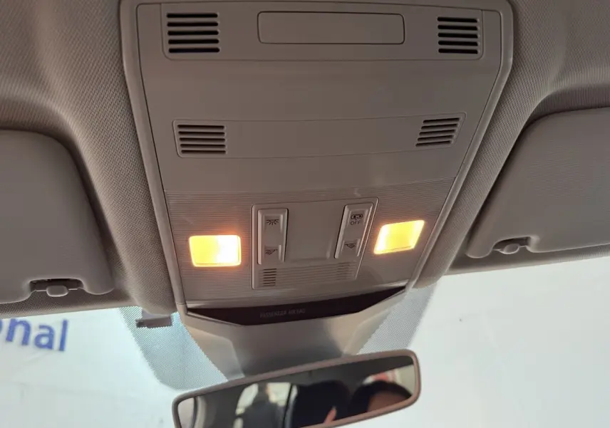 Plafonnier intérieur allumé vu de dessous dans un Volkswagen T-Roc noir, version 2020 essence.