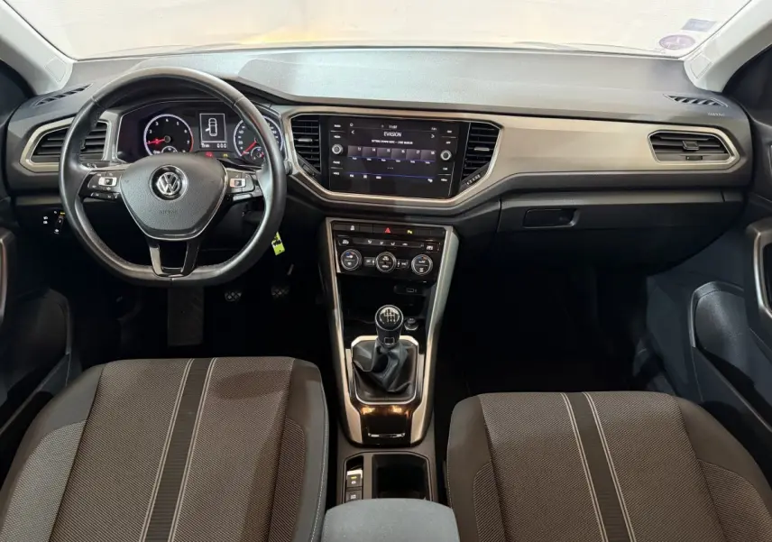 Intérieur Volkswagen T-Roc 2020, vue avant centrée sur tableau de bord avec volant cuir et écran tactile 8 pouces.