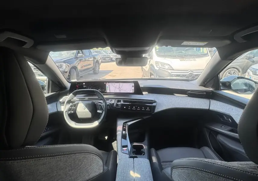 Vue intérieure avant du Peugeot 3008 Hybrid 136 e-DCS6 Allure 2025, soulignant le cockpit numérique et les finitions modernes.