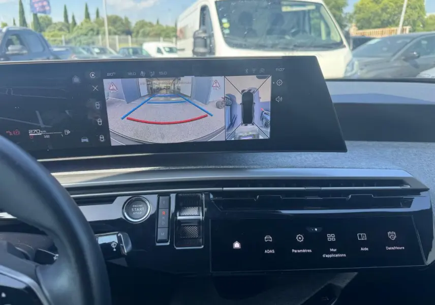 Vue intérieure du tableau de bord du Peugeot 3008 Hybrid 136 e-DCS6 Allure 2025, avec écran numérique affichant la caméra de recul.