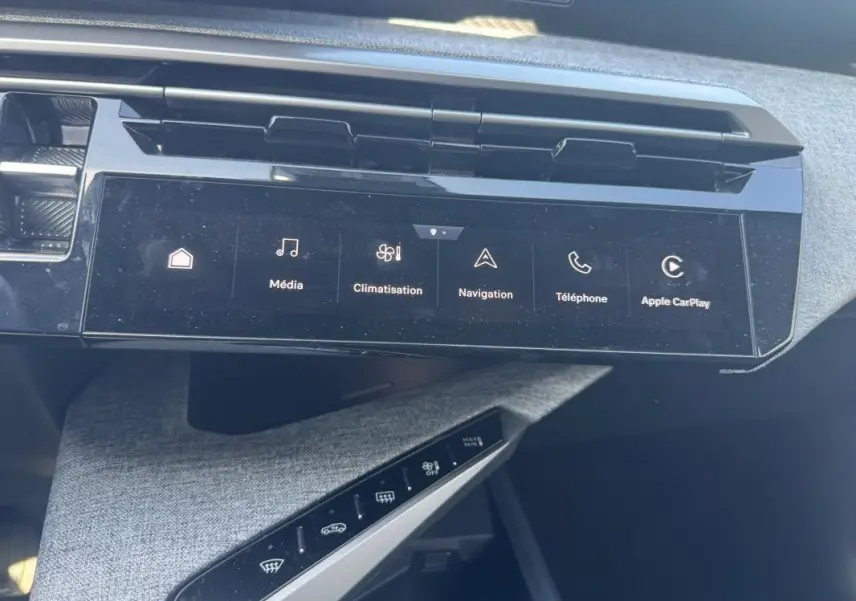 Vue rapprochée de la console centrale tactile du Peugeot 3008 Hybrid 136 e-DCS6 Allure gris foncé avec commandes climatisation et multimédia.