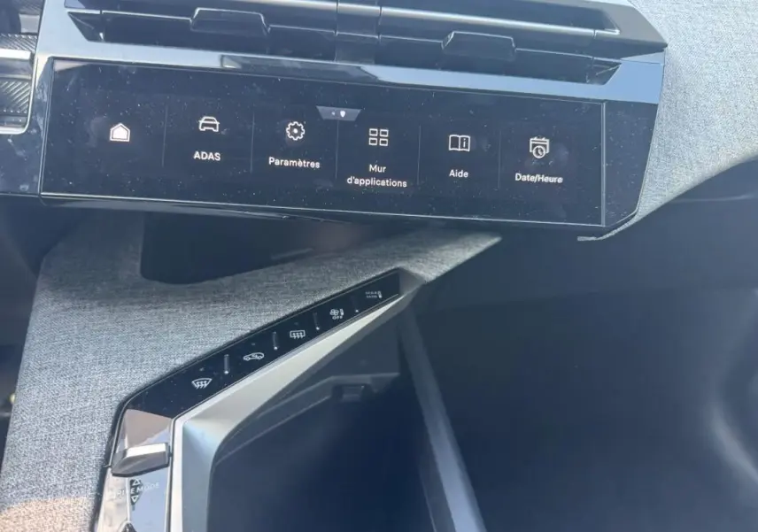 Vue rapprochée de la console centrale et écran tactile du Peugeot 3008 Hybrid gris foncé, finition Allure 2025.