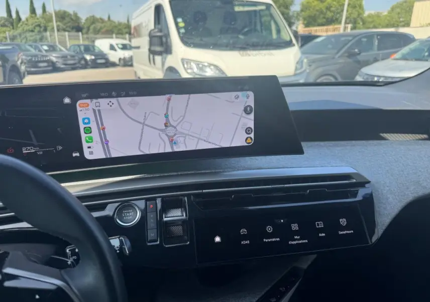 Vue intérieure du tableau de bord du Peugeot 3008 Hybrid 136 e-DCS6 Allure 2025, avec écran tactile et navigation affichée.