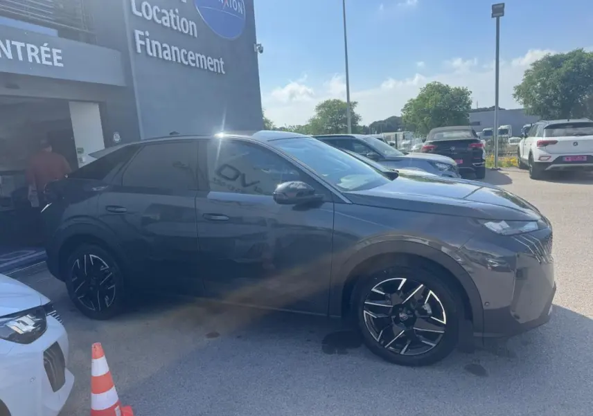 Peugeot 3008 Hybrid gris foncé en vue de profil côté gauche, avec jantes alliage 19 pouces et vitres teintées.