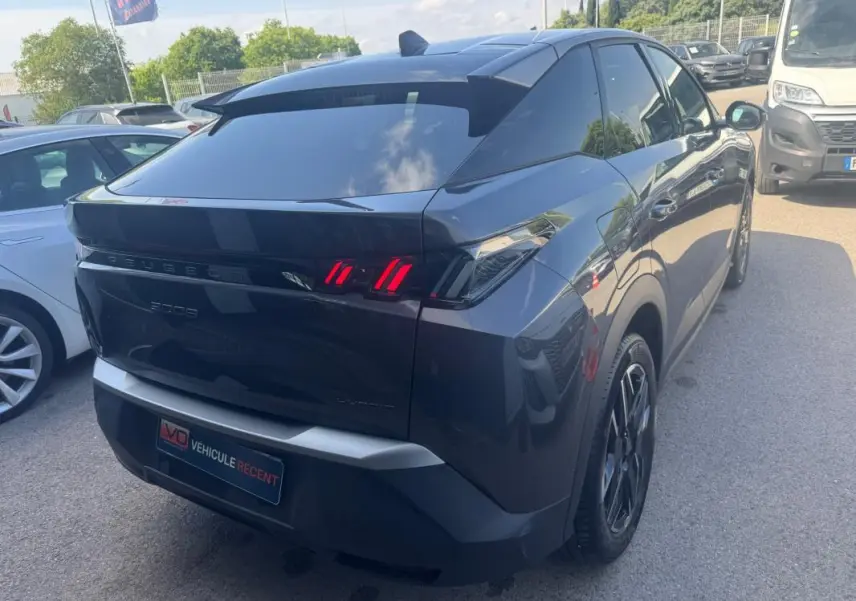 Vue 3/4 arrière droite d'un Peugeot 3008 Hybrid gris foncé avec feux arrière LED distinctifs et jantes alliage 19 pouces.