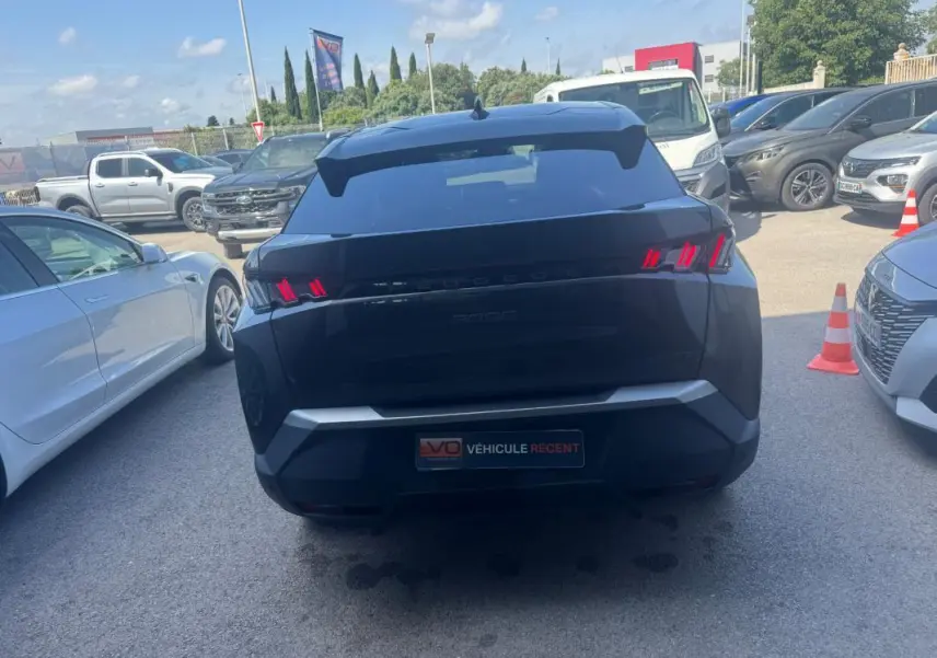 Vue arrière d’un Peugeot 3008 Hybrid gris foncé avec feux arrière LED caractéristiques et jantes alliage 19 pouces.