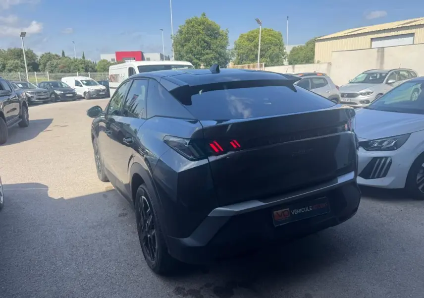 Vue 3/4 arrière droite d'un Peugeot 3008 Hybrid gris foncé avec feux arrière à LED et jantes alliage 19 pouces.