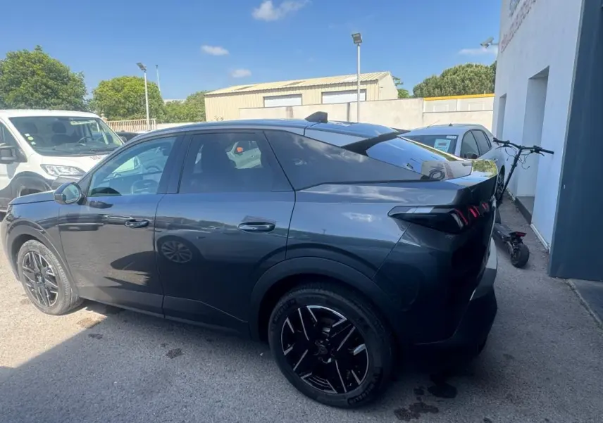 PEUGEOT 3008 Hybrid 136 gris foncé vue 3/4 arrière droit, jantes alliage 19 pouces et feux arrière LED distinctifs.