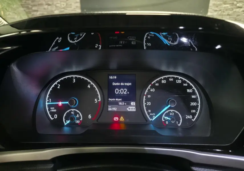 Vue rapprochée du combiné d'instrumentation du Ford Transit Connect gris, affichant compte-tours, vitesse et écran central digital.