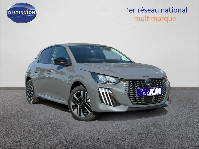 Peugeot 208 gris Selenium en 3/4 avant droit, avec calandre noire et feux LED distinctifs allumés.