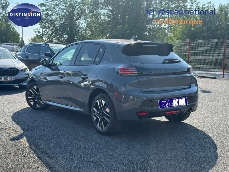 Peugeot 208 gris Selenium vue 3/4 arrière droit, avec jantes alu et feux arrière LED distinctifs.