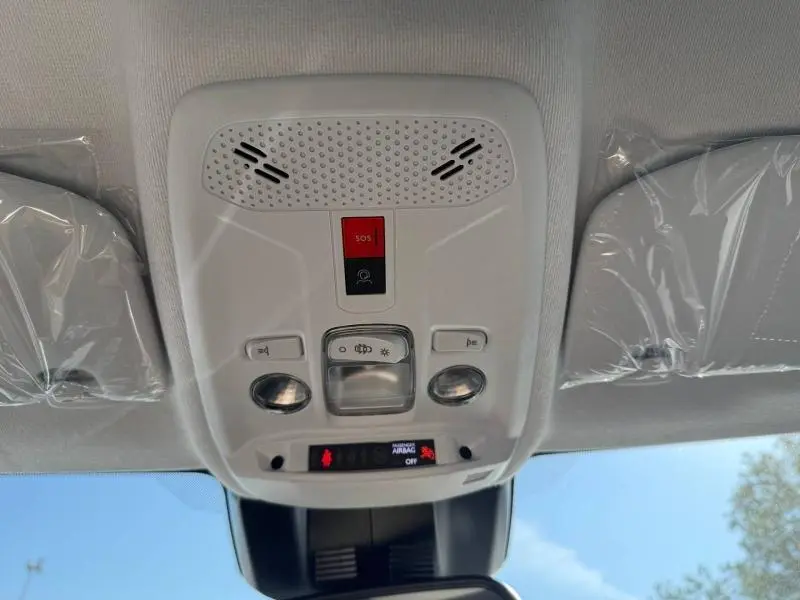 Vue intérieure du plafonnier gris clair de la Peugeot 208 1.2 Hybrid 110ch Allure avec boutons SOS et éclairage.