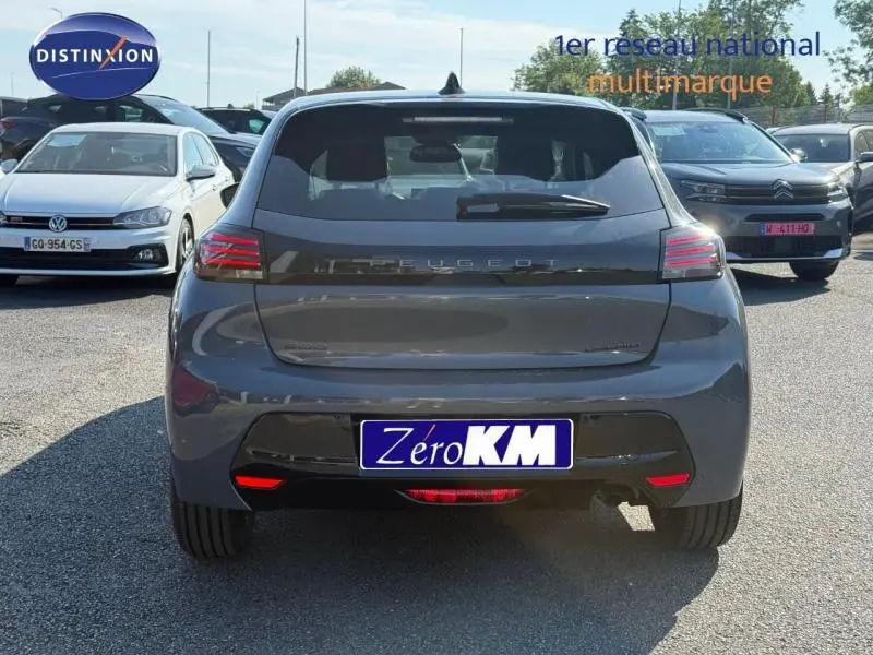 Vue arrière d'une Peugeot 208 gris Selenium avec feux LED et plaque d'immatriculation "Zero KM" visible.