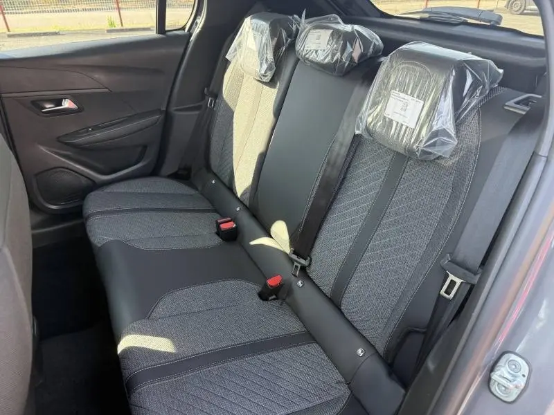 Vue intérieure côté droit de la banquette arrière gris tissu et cuir de la Peugeot 208 Gris Selenium 2026.