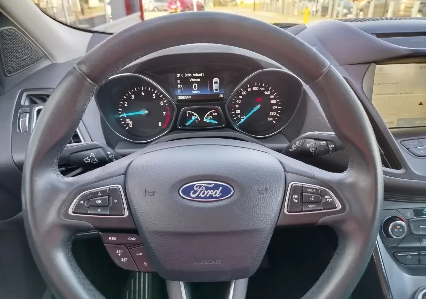 Vue centrée sur le volant noir du Ford Kuga 2019 avec tableau de bord et écran tactile visible à droite